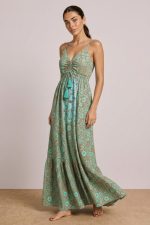Anvi ART SILK Maxi Φόρεμα in Mint  Χαρακτηριστικά Προϊόντος • Υλικό: 100% Art Silk • Υφή: Ανάλαφρη, αέρινη και δροσερή • Γραμμή: Maxi με χαλαρή εφαρμογή • Σχέδιο: Εντυπωσιακό mint  εμπριμέ print • Μπούστο: Σούρες στο κέντρο με decorative φουντάκια • Τιράντες: Λεπτές και ρυθμιζόμενες • Εφαρμογή: Άνετη και θηλυκή • Ιδιότητα: Non Iron  Διαστάσεις (One Size) • Στήθος: έως 96 cm • Μέση: έως 98 cm • Περιφέρεια: έως 145 cm  Οδηγίες Φροντίδας • Πλύσιμο στο χέρι ή στους 30°C • Χωρίς στύψιμο • Δεν απαιτεί σιδέρωμα (non iron)