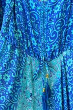 Anvi Art Silk Maxi Φόρεμα in Blue Floral Χαρακτηριστικά Προϊόντος • Maxi φόρεμα σε αέρινη και θηλυκή γραμμή • Εντυπωσιακό floral print σε αποχρώσεις του μπλε • 100% Art Silk ύφασμα • Ανάλαφρη, δροσερή και μεταξένια υφή • Σούρες στο μπούστο για καλύτερη εφαρμογή • Decorative φουντάκια στο κέντρο του ντεκολτέ • Λεπτές ρυθμιζόμενες τιράντες • Άνετη εφαρμογή που αγκαλιάζει όμορφα το σώμα • Δεν διαφανίζει • Ιδανικό για διακοπές, καλοκαιρινές εξόδους και ιδιαίτερες περιστάσεις • Non Iron Διαστάσεις Μέγεθος Στήθος Μέση Περιφέρεια One Size έως 96 cm έως 98 cm έως 145 cm Σύνθεση • 100% Art Silk Φροντίδα • Πλύσιμο στο χέρι ή έως 30°C • Χωρίς στύψιμο • Φυσικό στέγνωμα • Δεν απαιτεί σιδέρωμα (Non Iron)