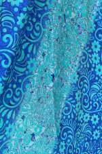 Anvi Art Silk Maxi Φόρεμα in Blue Floral Χαρακτηριστικά Προϊόντος • Maxi φόρεμα σε αέρινη και θηλυκή γραμμή • Εντυπωσιακό floral print σε αποχρώσεις του μπλε • 100% Art Silk ύφασμα • Ανάλαφρη, δροσερή και μεταξένια υφή • Σούρες στο μπούστο για καλύτερη εφαρμογή • Decorative φουντάκια στο κέντρο του ντεκολτέ • Λεπτές ρυθμιζόμενες τιράντες • Άνετη εφαρμογή που αγκαλιάζει όμορφα το σώμα • Δεν διαφανίζει • Ιδανικό για διακοπές, καλοκαιρινές εξόδους και ιδιαίτερες περιστάσεις • Non Iron Διαστάσεις Μέγεθος Στήθος Μέση Περιφέρεια One Size έως 96 cm έως 98 cm έως 145 cm Σύνθεση • 100% Art Silk Φροντίδα • Πλύσιμο στο χέρι ή έως 30°C • Χωρίς στύψιμο • Φυσικό στέγνωμα • Δεν απαιτεί σιδέρωμα (Non Iron)