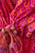 Gini Κρουαζέ Φόρεμα art silk in pink and orange Κωδικός: 1099  Χαρακτηριστικά Προϊόντος • Ύφασμα: 100% Art Silk  • Υφή: Σατινέ, αέρινη και δροσερή • Γραμμή: Χαλαρή εφαρμογή0  Εντυπωσιακό μπλε εμπριμέ print ασύμμετρο σχέδιο   • Σχέδιο: Κρουαζέ • Τελείωμα: Ασύμμετρο • Ραντάκια: Αυξομειώνονται • Πλάτη: Σφηκοφωλιά με λάστιχο για άνεση και καλύτερη εφαρμογή • Ιδιότητα: Non iron 📏 Διαστάσεις Φορέματος • Στήθος: έως 96 cm • Μέση: έως 98 cm • Περιφέρεια: έως 145 cm Οδηγίες Φροντίδας • Πλύσιμο στο χέρι ή στους 30°C • Όχι στύψιμο • Δεν χρειάζεται σιδέρωμα