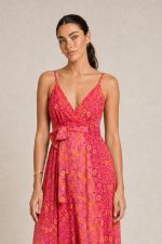 Gini Κρουαζέ Φόρεμα art silk in pink and orange Κωδικός: 1099  Χαρακτηριστικά Προϊόντος • Ύφασμα: 100% Art Silk  • Υφή: Σατινέ, αέρινη και δροσερή • Γραμμή: Χαλαρή εφαρμογή0  Εντυπωσιακό μπλε εμπριμέ print ασύμμετρο σχέδιο   • Σχέδιο: Κρουαζέ • Τελείωμα: Ασύμμετρο • Ραντάκια: Αυξομειώνονται • Πλάτη: Σφηκοφωλιά με λάστιχο για άνεση και καλύτερη εφαρμογή • Ιδιότητα: Non iron 📏 Διαστάσεις Φορέματος • Στήθος: έως 96 cm • Μέση: έως 98 cm • Περιφέρεια: έως 145 cm Οδηγίες Φροντίδας • Πλύσιμο στο χέρι ή στους 30°C • Όχι στύψιμο • Δεν χρειάζεται σιδέρωμα