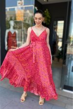 Gini Κρουαζέ Φόρεμα art silk in pink and orange Κωδικός: 1099  Χαρακτηριστικά Προϊόντος • Ύφασμα: 100% Art Silk  • Υφή: Σατινέ, αέρινη και δροσερή • Γραμμή: Χαλαρή εφαρμογή0  Εντυπωσιακό μπλε εμπριμέ print ασύμμετρο σχέδιο   • Σχέδιο: Κρουαζέ • Τελείωμα: Ασύμμετρο • Ραντάκια: Αυξομειώνονται • Πλάτη: Σφηκοφωλιά με λάστιχο για άνεση και καλύτερη εφαρμογή • Ιδιότητα: Non iron 📏 Διαστάσεις Φορέματος • Στήθος: έως 96 cm • Μέση: έως 98 cm • Περιφέρεια: έως 145 cm Οδηγίες Φροντίδας • Πλύσιμο στο χέρι ή στους 30°C • Όχι στύψιμο • Δεν χρειάζεται σιδέρωμα