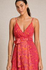 Gini Κρουαζέ Φόρεμα art silk in pink and orange Κωδικός: 1099  Χαρακτηριστικά Προϊόντος • Ύφασμα: 100% Art Silk  • Υφή: Σατινέ, αέρινη και δροσερή • Γραμμή: Χαλαρή εφαρμογή0  Εντυπωσιακό μπλε εμπριμέ print ασύμμετρο σχέδιο   • Σχέδιο: Κρουαζέ • Τελείωμα: Ασύμμετρο • Ραντάκια: Αυξομειώνονται • Πλάτη: Σφηκοφωλιά με λάστιχο για άνεση και καλύτερη εφαρμογή • Ιδιότητα: Non iron 📏 Διαστάσεις Φορέματος • Στήθος: έως 96 cm • Μέση: έως 98 cm • Περιφέρεια: έως 145 cm Οδηγίες Φροντίδας • Πλύσιμο στο χέρι ή στους 30°C • Όχι στύψιμο • Δεν χρειάζεται σιδέρωμα