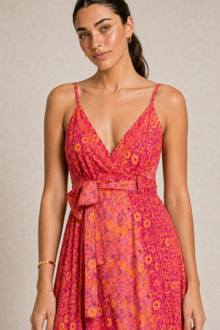 Gini Κρουαζέ Φόρεμα art silk in pink and orange Κωδικός: 1099  Χαρακτηριστικά Προϊόντος • Ύφασμα: 100% Art Silk  • Υφή: Σατινέ, αέρινη και δροσερή • Γραμμή: Χαλαρή εφαρμογή0  Εντυπωσιακό μπλε εμπριμέ print ασύμμετρο σχέδιο   • Σχέδιο: Κρουαζέ • Τελείωμα: Ασύμμετρο • Ραντάκια: Αυξομειώνονται • Πλάτη: Σφηκοφωλιά με λάστιχο για άνεση και καλύτερη εφαρμογή • Ιδιότητα: Non iron 📏 Διαστάσεις Φορέματος • Στήθος: έως 96 cm • Μέση: έως 98 cm • Περιφέρεια: έως 145 cm Οδηγίες Φροντίδας • Πλύσιμο στο χέρι ή στους 30°C • Όχι στύψιμο • Δεν χρειάζεται σιδέρωμα