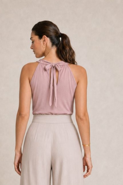Eretria Viscose Neckholder Top in Dusty Pink Χαρακτηριστικά Προϊόντος • Neckholder σχέδιο που αναδεικνύει ώμους και λαιμό • Δέσιμο πίσω στον λαιμό για προσαρμοζόμενη εφαρμογή • Άνετη και αέρινη γραμμή • Μαλακό και δροσερό ύφασμα viscose • Εξαιρετικά ευχάριστη αίσθηση στο σώμα • Ανάλαφρη εφαρμογή που δεν πιέζει • Ασύμμετρο τελείωμα για πιο κομψή κίνηση • One Size – καλύπτει έως Large Διαστάσεις • Στήθος: έως 110 cm • Μέση: έως 115 cm • Μήκος: περίπου 68-75 cm (ασύμμετρο) Φροντίδα • Πλύσιμο έως 30°C • Χωρίς στύψιμο • Φυσικό στέγνωμα • Σιδέρωμα σε χαμηλή θερμοκρασία • Όχι στεγνωτήριο