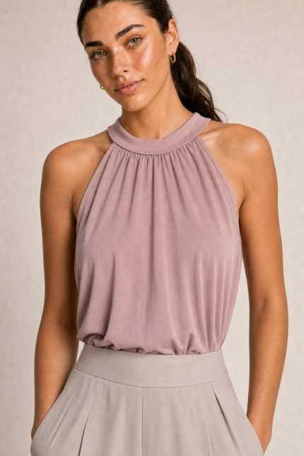 Eretria Viscose Neckholder Top in Dusty Pink Χαρακτηριστικά Προϊόντος • Neckholder σχέδιο που αναδεικνύει ώμους και λαιμό • Δέσιμο πίσω στον λαιμό για προσαρμοζόμενη εφαρμογή • Άνετη και αέρινη γραμμή • Μαλακό και δροσερό ύφασμα viscose • Εξαιρετικά ευχάριστη αίσθηση στο σώμα • Ανάλαφρη εφαρμογή που δεν πιέζει • Ασύμμετρο τελείωμα για πιο κομψή κίνηση • One Size – καλύπτει έως Large Διαστάσεις • Στήθος: έως 110 cm • Μέση: έως 115 cm • Μήκος: περίπου 68-75 cm (ασύμμετρο) Φροντίδα • Πλύσιμο έως 30°C • Χωρίς στύψιμο • Φυσικό στέγνωμα • Σιδέρωμα σε χαμηλή θερμοκρασία • Όχι στεγνωτήριο
