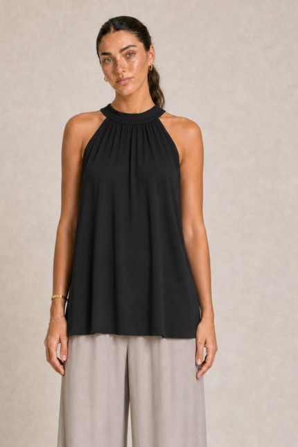 Eretria Viscose Neckholder Top in black Χαρακτηριστικά Προϊόντος • Neckholder σχέδιο που αναδεικνύει ώμους και λαιμό • Δέσιμο πίσω στον λαιμό για προσαρμοζόμενη εφαρμογή • Άνετη και αέρινη γραμμή • Μαλακό και δροσερό ύφασμα viscose • Εξαιρετικά ευχάριστη αίσθηση στο σώμα • Ανάλαφρη εφαρμογή που δεν πιέζει • Ασύμμετρο τελείωμα για πιο κομψή κίνηση • One Size – καλύπτει έως Large Διαστάσεις • Στήθος: έως 110 cm • Μέση: έως 115 cm • Μήκος: περίπου 68-75 cm (ασύμμετρο) Φροντίδα • Πλύσιμο έως 30°C • Χωρίς στύψιμο • Φυσικό στέγνωμα • Σιδέρωμα σε χαμηλή θερμοκρασία • Όχι στεγνωτήριο