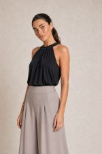 Eretria Viscose Neckholder Top in black Χαρακτηριστικά Προϊόντος • Neckholder σχέδιο που αναδεικνύει ώμους και λαιμό • Δέσιμο πίσω στον λαιμό για προσαρμοζόμενη εφαρμογή • Άνετη και αέρινη γραμμή • Μαλακό και δροσερό ύφασμα viscose • Εξαιρετικά ευχάριστη αίσθηση στο σώμα • Ανάλαφρη εφαρμογή που δεν πιέζει • Ασύμμετρο τελείωμα για πιο κομψή κίνηση • One Size – καλύπτει έως Large Διαστάσεις • Στήθος: έως 110 cm • Μέση: έως 115 cm • Μήκος: περίπου 68-75 cm (ασύμμετρο) Φροντίδα • Πλύσιμο έως 30°C • Χωρίς στύψιμο • Φυσικό στέγνωμα • Σιδέρωμα σε χαμηλή θερμοκρασία • Όχι στεγνωτήριο