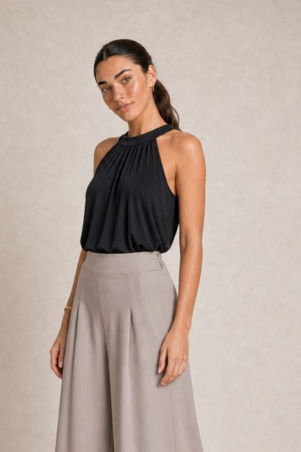 Eretria Viscose Neckholder Top in black Χαρακτηριστικά Προϊόντος • Neckholder σχέδιο που αναδεικνύει ώμους και λαιμό • Δέσιμο πίσω στον λαιμό για προσαρμοζόμενη εφαρμογή • Άνετη και αέρινη γραμμή • Μαλακό και δροσερό ύφασμα viscose • Εξαιρετικά ευχάριστη αίσθηση στο σώμα • Ανάλαφρη εφαρμογή που δεν πιέζει • Ασύμμετρο τελείωμα για πιο κομψή κίνηση • One Size – καλύπτει έως Large Διαστάσεις • Στήθος: έως 110 cm • Μέση: έως 115 cm • Μήκος: περίπου 68-75 cm (ασύμμετρο) Φροντίδα • Πλύσιμο έως 30°C • Χωρίς στύψιμο • Φυσικό στέγνωμα • Σιδέρωμα σε χαμηλή θερμοκρασία • Όχι στεγνωτήριο