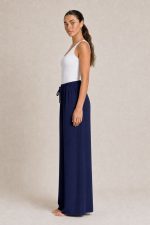 Crepe Παντελόνα Φαρδιά Γραμμή in navy Κωδικός: 2181 Χαρακτηριστικά Προϊόντος • Ψηλόμεση σχεδίαση με άνετη εφαρμογή • Λεπτό λάστιχο στη μέση για καλύτερη προσαρμογή • Διακοσμητικό κορδόνι μπροστά • Φαρδιά γραμμή με αέρινη κίνηση • One Size – καλύπτει έως 2XL • Περίμετρος μέσης έως 110 cm   • Ανάλαφρο, δροσερό crepe  breathable ύφασμα • Άνετη εφαρμογή που δεν πιέζει το σώμα Φροντίδα • Πλύσιμο έως 30°C • Χωρίς στύψιμο • Non Iron • Δεν απαιτεί ιδιαίτερο σιδέρωμα • Όχι στεγνωτήριο