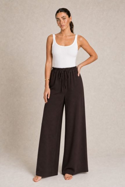Crepe Παντελόνα Φαρδιά Γραμμή in brown Κωδικός: 2181 Χαρακτηριστικά Προϊόντος • Ψηλόμεση σχεδίαση με άνετη εφαρμογή • Λεπτό λάστιχο στη μέση για καλύτερη προσαρμογή • Διακοσμητικό κορδόνι μπροστά • Φαρδιά γραμμή με αέρινη κίνηση • One Size – καλύπτει έως 2XL • Περίμετρος μέσης έως 110 cm • Μήκος περίπου 112 cm • Υψηλής ποιότητας ύφασμα crepe • Ανάλαφρο, δροσερό crepe  breathable ύφασμα • Άνετη εφαρμογή που δεν πιέζει το σώμα • Ιδανική για καθημερινές αλλά και πιο κομψές εμφανίσεις Φροντίδα • Πλύσιμο έως 30°C • Χωρίς στύψιμο • Non Iron • Δεν απαιτεί ιδιαίτερο σιδέρωμα • Όχι στεγνωτήριο