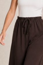 Crepe Παντελόνα Φαρδιά Γραμμή in brown Κωδικός: 2181 Χαρακτηριστικά Προϊόντος • Ψηλόμεση σχεδίαση με άνετη εφαρμογή • Λεπτό λάστιχο στη μέση για καλύτερη προσαρμογή • Διακοσμητικό κορδόνι μπροστά • Φαρδιά γραμμή με αέρινη κίνηση • One Size – καλύπτει έως 2XL • Περίμετρος μέσης έως 110 cm • Μήκος περίπου 112 cm • Υψηλής ποιότητας ύφασμα crepe • Ανάλαφρο, δροσερό crepe  breathable ύφασμα • Άνετη εφαρμογή που δεν πιέζει το σώμα • Ιδανική για καθημερινές αλλά και πιο κομψές εμφανίσεις Φροντίδα • Πλύσιμο έως 30°C • Χωρίς στύψιμο • Non Iron • Δεν απαιτεί ιδιαίτερο σιδέρωμα • Όχι στεγνωτήριο