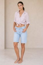 Ριγέ Crop Πουκαμίσα in dusty pink Κωδ:1465 Χαρακτηριστικά Προϊόντος • Ριγέ crop πουκαμίσα • Γραμμή: Άνετη relaxed εφαρμογή • Μανίκι: Roll-up με κουμπί • Κλείσιμο: Με κουμπιά μπροστά • Ύφασμα: Super μαλακή και ανάλαφρη σύνθεση • Κατάλληλη για ευαίσθητα δέρματα • Αίσθηση: Δροσερή και breathable • Μέγεθος: One Size (καλύπτει έως Medium Plus)  Διαστάσεις • Στήθος: έως 100 cm • Μέση: έως 95 cm • Μήκος: Crop  Φροντίδα • Πλύσιμο έως 30°C • Δεν στύβεται • Φυσικό στέγνωμα • Easy care ύφασμα