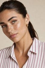 Ριγέ Crop Πουκαμίσα in dusty pink Κωδ:1465 Χαρακτηριστικά Προϊόντος • Ριγέ crop πουκαμίσα • Γραμμή: Άνετη relaxed εφαρμογή • Μανίκι: Roll-up με κουμπί • Κλείσιμο: Με κουμπιά μπροστά • Ύφασμα: Super μαλακή και ανάλαφρη σύνθεση • Κατάλληλη για ευαίσθητα δέρματα • Αίσθηση: Δροσερή και breathable • Μέγεθος: One Size (καλύπτει έως Medium Plus)  Διαστάσεις • Στήθος: έως 100 cm • Μέση: έως 95 cm • Μήκος: Crop  Φροντίδα • Πλύσιμο έως 30°C • Δεν στύβεται • Φυσικό στέγνωμα • Easy care ύφασμα