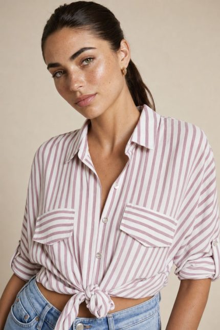 Ριγέ Crop Πουκαμίσα in dusty pink Κωδ:1465 Χαρακτηριστικά Προϊόντος • Ριγέ crop πουκαμίσα • Γραμμή: Άνετη relaxed εφαρμογή • Μανίκι: Roll-up με κουμπί • Κλείσιμο: Με κουμπιά μπροστά • Ύφασμα: Super μαλακή και ανάλαφρη σύνθεση • Κατάλληλη για ευαίσθητα δέρματα • Αίσθηση: Δροσερή και breathable • Μέγεθος: One Size (καλύπτει έως Medium Plus)  Διαστάσεις • Στήθος: έως 100 cm • Μέση: έως 95 cm • Μήκος: Crop  Φροντίδα • Πλύσιμο έως 30°C • Δεν στύβεται • Φυσικό στέγνωμα • Easy care ύφασμα