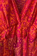 Gini Κρουαζέ Φόρεμα art silk in coral Κωδικός: 1099  Χαρακτηριστικά Προϊόντος • Ύφασμα: 100% Art Silk  • Υφή: Σατινέ, αέρινη και δροσερή • Γραμμή: Χαλαρή εφαρμογή0  Εντυπωσιακό μπλε εμπριμέ print ασύμμετρο σχέδιο   • Σχέδιο: Κρουαζέ • Τελείωμα: Ασύμμετρο • Ραντάκια: Αυξομειώνονται • Πλάτη: Σφηκοφωλιά με λάστιχο για άνεση και καλύτερη εφαρμογή • Ιδιότητα: Non iron 📏 Διαστάσεις Φορέματος • Στήθος: έως 96 cm • Μέση: έως 98 cm • Περιφέρεια: έως 145 cm Οδηγίες Φροντίδας • Πλύσιμο στο χέρι ή στους 30°C • Όχι στύψιμο • Δεν χρειάζεται σιδέρωμα