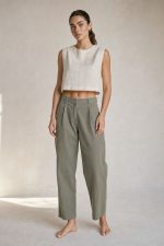 Linen Blend Boxy Top Κωδικός: 24031 Χαρακτηριστικά Προϊόντος • Ύφασμα: 55% Λινό – 45% Viscose • Ανάλαφρο, δροσερό και breathable ύφασμα • Boxy, χαλαρή γραμμή • Crop μήκος με minimal αισθητική • One Size – καλύπτει έως Large • Στρογγυλή λαιμόκοψη • Κούμπωμα με διακριτικό κουμπάκι πίσω στον λαιμό • Ίσια γραμμή που προσφέρει άνετη εφαρμογή • Κατάλληλο για ευαίσθητα και αλλεργικά δέρματα • Ιδανικό για καθημερινά αλλά και resort looks Διαστάσεις (One Size) • Στήθος: έως 108 cm • Μήκος: περίπου 48 cm Οδηγίες Φροντίδας • Πλύσιμο στο χέρι ή στους 30°C (ευαίσθητο πρόγραμμα) • Χωρίς στύψιμο • Στέγνωμα σε φυσική σκιά • Σιδέρωμα σε χαμηλή θερμοκρασία