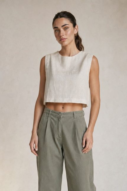 Linen Blend Boxy Top Κωδικός: 24031 Χαρακτηριστικά Προϊόντος • Ύφασμα: 55% Λινό – 45% Viscose • Ανάλαφρο, δροσερό και breathable ύφασμα • Boxy, χαλαρή γραμμή • Crop μήκος με minimal αισθητική • One Size – καλύπτει έως Large • Στρογγυλή λαιμόκοψη • Κούμπωμα με διακριτικό κουμπάκι πίσω στον λαιμό • Ίσια γραμμή που προσφέρει άνετη εφαρμογή • Κατάλληλο για ευαίσθητα και αλλεργικά δέρματα • Ιδανικό για καθημερινά αλλά και resort looks Διαστάσεις (One Size) • Στήθος: έως 108 cm • Μήκος: περίπου 48 cm Οδηγίες Φροντίδας • Πλύσιμο στο χέρι ή στους 30°C (ευαίσθητο πρόγραμμα) • Χωρίς στύψιμο • Στέγνωμα σε φυσική σκιά • Σιδέρωμα σε χαμηλή θερμοκρασία