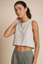 Linen Blend Boxy Top Κωδικός: 24031 Χαρακτηριστικά Προϊόντος • Ύφασμα: 55% Λινό – 45% Viscose • Ανάλαφρο, δροσερό και breathable ύφασμα • Boxy, χαλαρή γραμμή • Crop μήκος με minimal αισθητική • One Size – καλύπτει έως Large • Στρογγυλή λαιμόκοψη • Κούμπωμα με διακριτικό κουμπάκι πίσω στον λαιμό • Ίσια γραμμή που προσφέρει άνετη εφαρμογή • Κατάλληλο για ευαίσθητα και αλλεργικά δέρματα • Ιδανικό για καθημερινά αλλά και resort looks Διαστάσεις (One Size) • Στήθος: έως 108 cm • Μήκος: περίπου 48 cm Οδηγίες Φροντίδας • Πλύσιμο στο χέρι ή στους 30°C (ευαίσθητο πρόγραμμα) • Χωρίς στύψιμο • Στέγνωμα σε φυσική σκιά • Σιδέρωμα σε χαμηλή θερμοκρασία