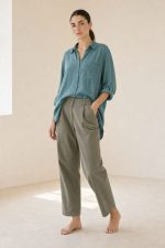 Viscose Oversized Shirt in mint Χαρακτηριστικά Προϊόντος • Εφαρμογή: Oversized, χαλαρή γραμμή • Μέγεθος: One Size (καλύπτει έως X-Large) • Περιφέρεια στήθους: έως 120 cm • Ύφασμα: Viscose – μαλακό, ελαφρύ & breathable • Ιδιότητες: Κατάλληλο για ευαίσθητο & αλλεργικό δέρμα • Μανίκια: Roll-up • Χρήση: Φοριέται ως πουκάμισο ή ελαφρύ jacket • Στυλ: Casual – minimal – layering essential Διαστάσεις (flat) • Στήθος: έως 120 cm • Μήκος μπροστά: περίπου 72 cm • Μήκος πίσω: περίπου 76 cm • Μανίκι: περίπου 60 cm Φροντίδα • Πλύσιμο στο πλυντήριο έως 30°C • Χωρίς στύψιμο • Σιδέρωμα σε χαμηλή θερμοκρασία