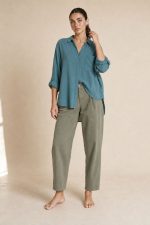 Viscose Oversized Shirt in mint Χαρακτηριστικά Προϊόντος • Εφαρμογή: Oversized, χαλαρή γραμμή • Μέγεθος: One Size (καλύπτει έως X-Large) • Περιφέρεια στήθους: έως 120 cm • Ύφασμα: Viscose – μαλακό, ελαφρύ & breathable • Ιδιότητες: Κατάλληλο για ευαίσθητο & αλλεργικό δέρμα • Μανίκια: Roll-up • Χρήση: Φοριέται ως πουκάμισο ή ελαφρύ jacket • Στυλ: Casual – minimal – layering essential Διαστάσεις (flat) • Στήθος: έως 120 cm • Μήκος μπροστά: περίπου 72 cm • Μήκος πίσω: περίπου 76 cm • Μανίκι: περίπου 60 cm Φροντίδα • Πλύσιμο στο πλυντήριο έως 30°C • Χωρίς στύψιμο • Σιδέρωμα σε χαμηλή θερμοκρασία