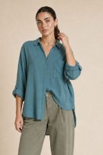 Viscose Oversized Shirt in mint Χαρακτηριστικά Προϊόντος • Εφαρμογή: Oversized, χαλαρή γραμμή • Μέγεθος: One Size (καλύπτει έως X-Large) • Περιφέρεια στήθους: έως 120 cm • Ύφασμα: Viscose – μαλακό, ελαφρύ & breathable • Ιδιότητες: Κατάλληλο για ευαίσθητο & αλλεργικό δέρμα • Μανίκια: Roll-up • Χρήση: Φοριέται ως πουκάμισο ή ελαφρύ jacket • Στυλ: Casual – minimal – layering essential Διαστάσεις (flat) • Στήθος: έως 120 cm • Μήκος μπροστά: περίπου 72 cm • Μήκος πίσω: περίπου 76 cm • Μανίκι: περίπου 60 cm Φροντίδα • Πλύσιμο στο πλυντήριο έως 30°C • Χωρίς στύψιμο • Σιδέρωμα σε χαμηλή θερμοκρασία