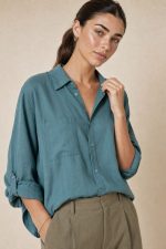 Viscose Oversized Shirt in mint Χαρακτηριστικά Προϊόντος • Εφαρμογή: Oversized, χαλαρή γραμμή • Μέγεθος: One Size (καλύπτει έως X-Large) • Περιφέρεια στήθους: έως 120 cm • Ύφασμα: Viscose – μαλακό, ελαφρύ & breathable • Ιδιότητες: Κατάλληλο για ευαίσθητο & αλλεργικό δέρμα • Μανίκια: Roll-up • Χρήση: Φοριέται ως πουκάμισο ή ελαφρύ jacket • Στυλ: Casual – minimal – layering essential Διαστάσεις (flat) • Στήθος: έως 120 cm • Μήκος μπροστά: περίπου 72 cm • Μήκος πίσω: περίπου 76 cm • Μανίκι: περίπου 60 cm Φροντίδα • Πλύσιμο στο πλυντήριο έως 30°C • Χωρίς στύψιμο • Σιδέρωμα σε χαμηλή θερμοκρασία