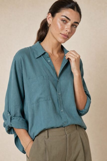 Viscose Oversized Shirt in mint Χαρακτηριστικά Προϊόντος • Εφαρμογή: Oversized, χαλαρή γραμμή • Μέγεθος: One Size (καλύπτει έως X-Large) • Περιφέρεια στήθους: έως 120 cm • Ύφασμα: Viscose – μαλακό, ελαφρύ & breathable • Ιδιότητες: Κατάλληλο για ευαίσθητο & αλλεργικό δέρμα • Μανίκια: Roll-up • Χρήση: Φοριέται ως πουκάμισο ή ελαφρύ jacket • Στυλ: Casual – minimal – layering essential Διαστάσεις (flat) • Στήθος: έως 120 cm • Μήκος μπροστά: περίπου 72 cm • Μήκος πίσω: περίπου 76 cm • Μανίκι: περίπου 60 cm Φροντίδα • Πλύσιμο στο πλυντήριο έως 30°C • Χωρίς στύψιμο • Σιδέρωμα σε χαμηλή θερμοκρασία