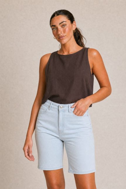 Linen Blend Boxy Top in brown Κωδικός: 24031 Χαρακτηριστικά Προϊόντος • Ύφασμα: 55% Λινό – 45% Viscose • Ανάλαφρο, δροσερό και breathable ύφασμα • Boxy, χαλαρή γραμμή • Crop μήκος με minimal αισθητική • One Size – καλύπτει έως Large • Στρογγυλή λαιμόκοψη • Κούμπωμα με διακριτικό κουμπάκι πίσω στον λαιμό • Ίσια γραμμή που προσφέρει άνετη εφαρμογή • Κατάλληλο για ευαίσθητα και αλλεργικά δέρματα Διαστάσεις (One Size) • Στήθος: έως 108 cm • Μήκος: περίπου 48 cm Οδηγίες Φροντίδας • Πλύσιμο στο χέρι ή στους 30°C (ευαίσθητο πρόγραμμα) • Χωρίς στύψιμο • Στέγνωμα σε φυσική σκιά • Σιδέρωμα σε χαμηλή θερμοκρασία