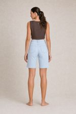 Linen Blend Boxy Top in brown Κωδικός: 24031 Χαρακτηριστικά Προϊόντος • Ύφασμα: 55% Λινό – 45% Viscose • Ανάλαφρο, δροσερό και breathable ύφασμα • Boxy, χαλαρή γραμμή • Crop μήκος με minimal αισθητική • One Size – καλύπτει έως Large • Στρογγυλή λαιμόκοψη • Κούμπωμα με διακριτικό κουμπάκι πίσω στον λαιμό • Ίσια γραμμή που προσφέρει άνετη εφαρμογή • Κατάλληλο για ευαίσθητα και αλλεργικά δέρματα Διαστάσεις (One Size) • Στήθος: έως 108 cm • Μήκος: περίπου 48 cm Οδηγίες Φροντίδας • Πλύσιμο στο χέρι ή στους 30°C (ευαίσθητο πρόγραμμα) • Χωρίς στύψιμο • Στέγνωμα σε φυσική σκιά • Σιδέρωμα σε χαμηλή θερμοκρασία