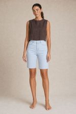 Linen Blend Boxy Top in brown Κωδικός: 24031 Χαρακτηριστικά Προϊόντος • Ύφασμα: 55% Λινό – 45% Viscose • Ανάλαφρο, δροσερό και breathable ύφασμα • Boxy, χαλαρή γραμμή • Crop μήκος με minimal αισθητική • One Size – καλύπτει έως Large • Στρογγυλή λαιμόκοψη • Κούμπωμα με διακριτικό κουμπάκι πίσω στον λαιμό • Ίσια γραμμή που προσφέρει άνετη εφαρμογή • Κατάλληλο για ευαίσθητα και αλλεργικά δέρματα Διαστάσεις (One Size) • Στήθος: έως 108 cm • Μήκος: περίπου 48 cm Οδηγίες Φροντίδας • Πλύσιμο στο χέρι ή στους 30°C (ευαίσθητο πρόγραμμα) • Χωρίς στύψιμο • Στέγνωμα σε φυσική σκιά • Σιδέρωμα σε χαμηλή θερμοκρασία