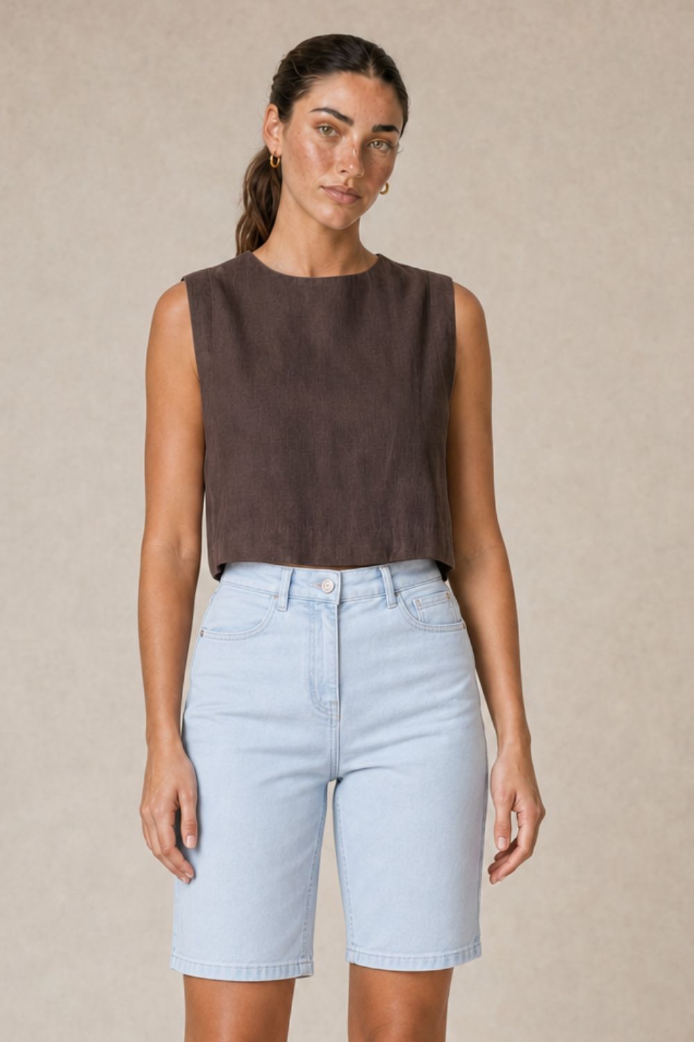 Linen Blend Boxy Top in brown Κωδικός: 24031 Χαρακτηριστικά Προϊόντος • Ύφασμα: 55% Λινό – 45% Viscose • Ανάλαφρο, δροσερό και breathable ύφασμα • Boxy, χαλαρή γραμμή • Crop μήκος με minimal αισθητική • One Size – καλύπτει έως Large • Στρογγυλή λαιμόκοψη • Κούμπωμα με διακριτικό κουμπάκι πίσω στον λαιμό • Ίσια γραμμή που προσφέρει άνετη εφαρμογή • Κατάλληλο για ευαίσθητα και αλλεργικά δέρματα Διαστάσεις (One Size) • Στήθος: έως 108 cm • Μήκος: περίπου 48 cm Οδηγίες Φροντίδας • Πλύσιμο στο χέρι ή στους 30°C (ευαίσθητο πρόγραμμα) • Χωρίς στύψιμο • Στέγνωμα σε φυσική σκιά • Σιδέρωμα σε χαμηλή θερμοκρασία Linen Blend Boxy Top in brown Κωδικός: 24031 Χαρακτηριστικά Προϊόντος • Ύφασμα: 55% Λινό – 45% Viscose • Ανάλαφρο, δροσερό και breathable ύφασμα • Boxy, χαλαρή γραμμή • Crop μήκος με minimal αισθητική • One Size – καλύπτει έως Large • Στρογγυλή λαιμόκοψη • Κούμπωμα με διακριτικό κουμπάκι πίσω στον λαιμό • Ίσια γραμμή που προσφέρει άνετη εφαρμογή • Κατάλληλο για ευαίσθητα και αλλεργικά δέρματα Διαστάσεις (One Size) • Στήθος: έως 108 cm • Μήκος: περίπου 48 cm Οδηγίες Φροντίδας • Πλύσιμο στο χέρι ή στους 30°C (ευαίσθητο πρόγραμμα) • Χωρίς στύψιμο • Στέγνωμα σε φυσική σκιά • Σιδέρωμα σε χαμηλή θερμοκρασία