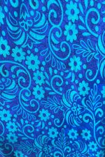 Julie Dress in blue and mint  Χαρακτηριστικά Προϊόντος • Υλικό: 100% Art Silk • Υφή: Ανάλαφρη, δροσερή & σατινέ • Γραμμή: Maxi με αέρινη εφαρμογή • Κόψιμο: Ασύμμετρο που κολακεύει τη σιλουέτα Σχέδιο: Εντυπωσιακό μπλε εμπριμέ print ασύμμετρο σχέδιο   • Λαιμόκοψη: V cut μπροστά & πίσω • Ραντάκια: Κορδονάκια που δένουν και προσαρμόζονται • Τελείωμα: Ασύμμετρο • Ιδιότητα: Non Iron • Μέγεθος: One Size (καλύπτει έως Large Plus)  Διαστάσεις • Στήθος: έως 100–105 cm • Μέση: έως 100 cm • Περιφέρεια: έως 145 cm  Οδηγίες Φροντίδας • Πλύσιμο στο χέρι ή στους 30°C • Χωρίς στύψιμο • Φυσικό στέγνωμα • Δεν απαιτεί σιδέρωμα (non iron)