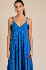 Julie Dress in blue and mint  Χαρακτηριστικά Προϊόντος • Υλικό: 100% Art Silk • Υφή: Ανάλαφρη, δροσερή & σατινέ • Γραμμή: Maxi με αέρινη εφαρμογή • Κόψιμο: Ασύμμετρο που κολακεύει τη σιλουέτα Σχέδιο: Εντυπωσιακό μπλε εμπριμέ print ασύμμετρο σχέδιο   • Λαιμόκοψη: V cut μπροστά & πίσω • Ραντάκια: Κορδονάκια που δένουν και προσαρμόζονται • Τελείωμα: Ασύμμετρο • Ιδιότητα: Non Iron • Μέγεθος: One Size (καλύπτει έως Large Plus)  Διαστάσεις • Στήθος: έως 100–105 cm • Μέση: έως 100 cm • Περιφέρεια: έως 145 cm  Οδηγίες Φροντίδας • Πλύσιμο στο χέρι ή στους 30°C • Χωρίς στύψιμο • Φυσικό στέγνωμα • Δεν απαιτεί σιδέρωμα (non iron)