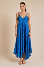 Julie Dress in blue and mint  Χαρακτηριστικά Προϊόντος • Υλικό: 100% Art Silk • Υφή: Ανάλαφρη, δροσερή & σατινέ • Γραμμή: Maxi με αέρινη εφαρμογή • Κόψιμο: Ασύμμετρο που κολακεύει τη σιλουέτα Σχέδιο: Εντυπωσιακό μπλε εμπριμέ print ασύμμετρο σχέδιο   • Λαιμόκοψη: V cut μπροστά & πίσω • Ραντάκια: Κορδονάκια που δένουν και προσαρμόζονται • Τελείωμα: Ασύμμετρο • Ιδιότητα: Non Iron • Μέγεθος: One Size (καλύπτει έως Large Plus)  Διαστάσεις • Στήθος: έως 100–105 cm • Μέση: έως 100 cm • Περιφέρεια: έως 145 cm  Οδηγίες Φροντίδας • Πλύσιμο στο χέρι ή στους 30°C • Χωρίς στύψιμο • Φυσικό στέγνωμα • Δεν απαιτεί σιδέρωμα (non iron)