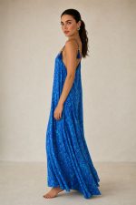 Julie Dress in blue and mint  Χαρακτηριστικά Προϊόντος • Υλικό: 100% Art Silk • Υφή: Ανάλαφρη, δροσερή & σατινέ • Γραμμή: Maxi με αέρινη εφαρμογή • Κόψιμο: Ασύμμετρο που κολακεύει τη σιλουέτα Σχέδιο: Εντυπωσιακό μπλε εμπριμέ print ασύμμετρο σχέδιο   • Λαιμόκοψη: V cut μπροστά & πίσω • Ραντάκια: Κορδονάκια που δένουν και προσαρμόζονται • Τελείωμα: Ασύμμετρο • Ιδιότητα: Non Iron • Μέγεθος: One Size (καλύπτει έως Large Plus)  Διαστάσεις • Στήθος: έως 100–105 cm • Μέση: έως 100 cm • Περιφέρεια: έως 145 cm  Οδηγίες Φροντίδας • Πλύσιμο στο χέρι ή στους 30°C • Χωρίς στύψιμο • Φυσικό στέγνωμα • Δεν απαιτεί σιδέρωμα (non iron)