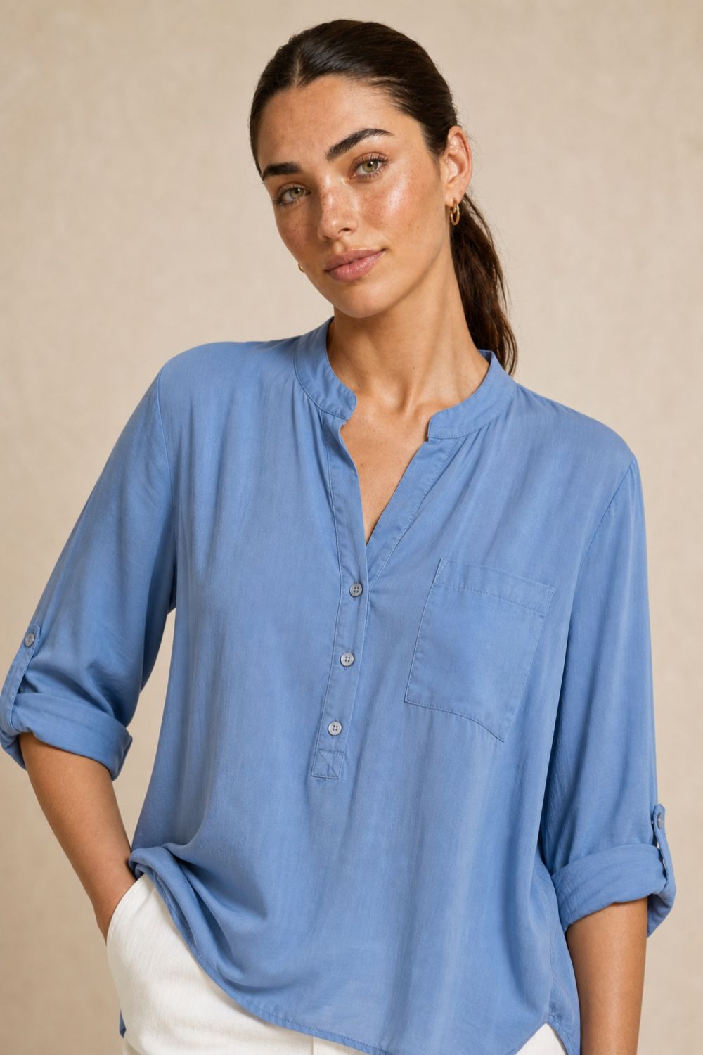 Mao Neck Viscose Oversized Πουκαμίσα Κωδικός: 200227 Χαρακτηριστικά Προϊόντος • Mao neck λαιμόκοψη για minimal και κομψό αποτέλεσμα • Oversized εφαρμογή σε χαλαρή γραμμή • One Size – καλύπτει έως X-Large • Περιφέρεια στήθους: έως 115 cm • Μαλακό, ανάλαφρο και breathable ύφασμα viscose • Εξαιρετικά δροσερή αίσθηση στο σώμα • Κατάλληλη για ευαίσθητα και αλλεργικά δέρματα • Roll-up μανίκια για διαφορετικές επιλογές styling • Ιδανική για layering • Άνετη εφαρμογή που δεν πιέζει το σώμα  Διαστάσεις Μέγεθος Στήθος Μήκος Μπροστά Μήκος Πίσω Μανίκι One Size έως 115 cm 70 cm 74 cm 58 cm  Φροντίδα • Πλύσιμο στο πλυντήριο έως 30°C • Χωρίς στύψιμο • Σιδέρωμα σε χαμηλή θερμοκρασία