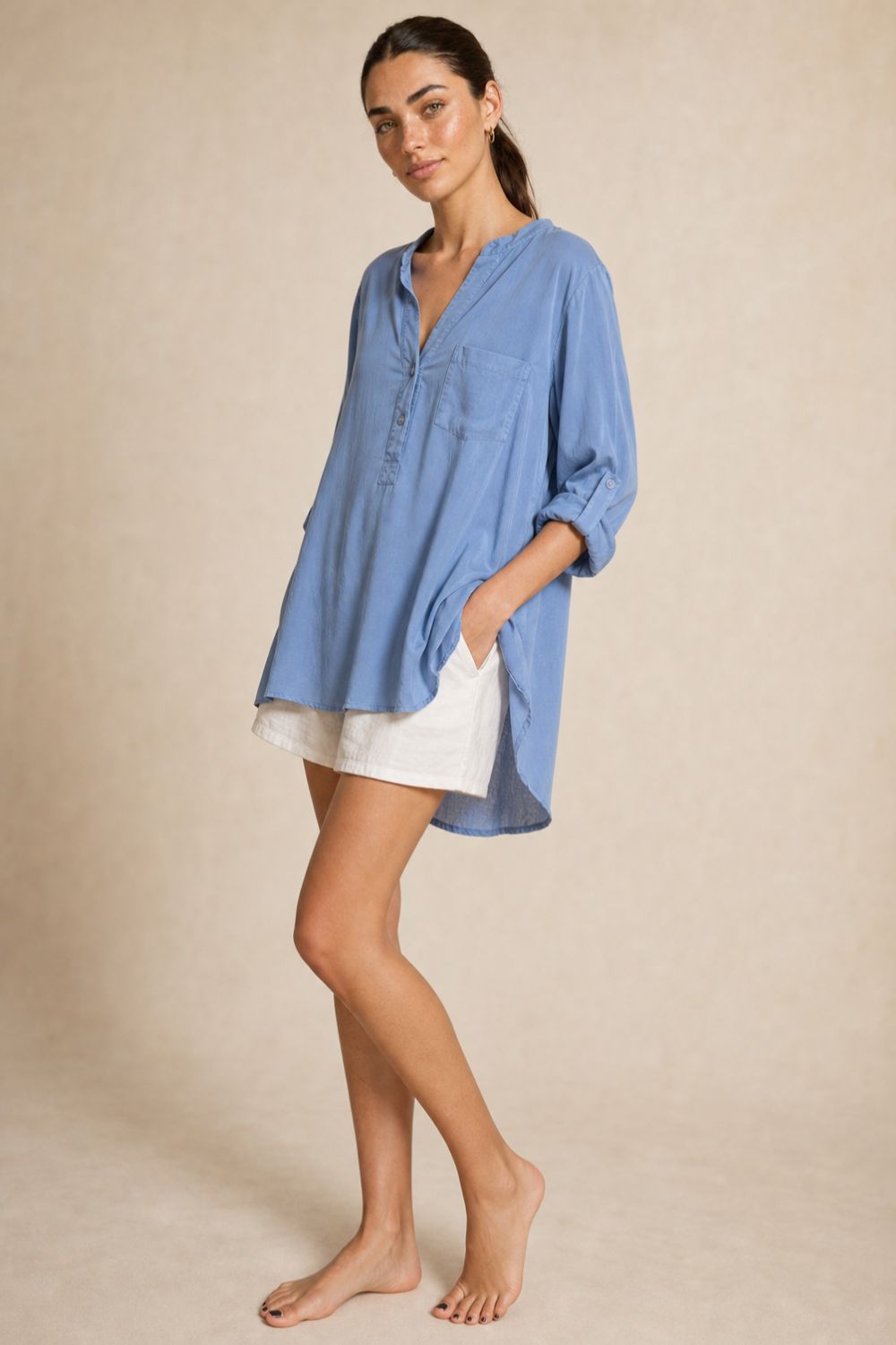 Mao Neck Viscose Oversized Πουκαμίσα Κωδικός: 200227 Χαρακτηριστικά Προϊόντος • Mao neck λαιμόκοψη για minimal και κομψό αποτέλεσμα • Oversized εφαρμογή σε χαλαρή γραμμή • One Size – καλύπτει έως X-Large • Περιφέρεια στήθους: έως 115 cm • Μαλακό, ανάλαφρο και breathable ύφασμα viscose • Εξαιρετικά δροσερή αίσθηση στο σώμα • Κατάλληλη για ευαίσθητα και αλλεργικά δέρματα • Roll-up μανίκια για διαφορετικές επιλογές styling • Ιδανική για layering • Άνετη εφαρμογή που δεν πιέζει το σώμα  Διαστάσεις Μέγεθος Στήθος Μήκος Μπροστά Μήκος Πίσω Μανίκι One Size έως 115 cm 70 cm 74 cm 58 cm  Φροντίδα • Πλύσιμο στο πλυντήριο έως 30°C • Χωρίς στύψιμο • Σιδέρωμα σε χαμηλή θερμοκρασία
