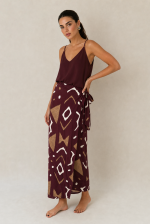 Tinos Viscose Wrap Midi Skirt Κωδικός: 2728 Χαρακτηριστικά Προϊόντος • Πολυμορφική κρουαζέ midi φούστα • Εσωτερικό φύλλο που ασφαλίζει με κορδονάκι • Εξωτερικό φύλλο που τυλίγει το σώμα και δένει στη μέση • Ρυθμιζόμενη εφαρμογή που προσαρμόζεται εύκολα στη σιλουέτα • Άνετη γραμμή με φυσική κίνηση • Midi μήκος • Ασύμμετρο τελείωμα • One Size – καλύπτει έως X-Large • Viscose blend σύνθεση • Ανάλαφρη, δροσερή και breathable αίσθηση • Πολύ μαλακή υφή με όμορφη εφαρμογή Διαστάσεις (One Size) • Μέση: έως 105 cm (ρυθμιζόμενη με δέσιμο) • Περιφέρεια: έως 120 cm • Μήκος: Midi Asymmetrical Οδηγίες Φροντίδας • Πλύσιμο στους 30°C • Χωρίς στύψιμο • Σιδέρωμα σε χαμηλή θερμοκρασία