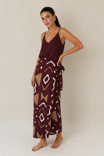 Tinos Viscose Wrap Midi Skirt Κωδικός: 2728 Χαρακτηριστικά Προϊόντος • Πολυμορφική κρουαζέ midi φούστα • Εσωτερικό φύλλο που ασφαλίζει με κορδονάκι • Εξωτερικό φύλλο που τυλίγει το σώμα και δένει στη μέση • Ρυθμιζόμενη εφαρμογή που προσαρμόζεται εύκολα στη σιλουέτα • Άνετη γραμμή με φυσική κίνηση • Midi μήκος • Ασύμμετρο τελείωμα • One Size – καλύπτει έως X-Large • Viscose blend σύνθεση • Ανάλαφρη, δροσερή και breathable αίσθηση • Πολύ μαλακή υφή με όμορφη εφαρμογή Διαστάσεις (One Size) • Μέση: έως 105 cm (ρυθμιζόμενη με δέσιμο) • Περιφέρεια: έως 120 cm • Μήκος: Midi Asymmetrical Οδηγίες Φροντίδας • Πλύσιμο στους 30°C • Χωρίς στύψιμο • Σιδέρωμα σε χαμηλή θερμοκρασία