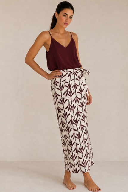 Poros Viscose Wrap Midi Skirt Κωδικός: 2728 Χαρακτηριστικά Προϊόντος • Πολυμορφική κρουαζέ midi φούστα • Εσωτερικό φύλλο που ασφαλίζει με κορδονάκι • Εξωτερικό φύλλο που τυλίγει το σώμα και δένει στη μέση • Ρυθμιζόμενη εφαρμογή που προσαρμόζεται εύκολα στη σιλουέτα • Άνετη γραμμή με φυσική κίνηση • Midi μήκος • Ασύμμετρο τελείωμα • One Size – καλύπτει έως X-Large • Viscose blend σύνθεση • Ανάλαφρη, δροσερή και breathable αίσθηση • Πολύ μαλακή υφή με όμορφη εφαρμογή Διαστάσεις (One Size) • Μέση: έως 105 cm (ρυθμιζόμενη με δέσιμο) • Περιφέρεια: έως 120 cm • Μήκος: Midi Asymmetrical Οδηγίες Φροντίδας • Πλύσιμο στους 30°C • Χωρίς στύψιμο • Σιδέρωμα σε χαμηλή θερμοκρασία