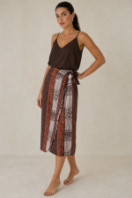 Ioulida Viscose Wrap Midi Skirt Κωδικός: 2728 Χαρακτηριστικά Προϊόντος • Πολυμορφική κρουαζέ midi φούστα • Εσωτερικό φύλλο που ασφαλίζει με κορδονάκι • Εξωτερικό φύλλο που τυλίγει το σώμα και δένει στη μέση • Ρυθμιζόμενη εφαρμογή που προσαρμόζεται εύκολα στη σιλουέτα • Άνετη γραμμή με φυσική κίνηση • Midi μήκος • Ασύμμετρο τελείωμα • One Size – καλύπτει έως X-Large • Viscose blend σύνθεση • Ανάλαφρη, δροσερή και breathable αίσθηση • Πολύ μαλακή υφή με όμορφη εφαρμογή Διαστάσεις (One Size) • Μέση: έως 105 cm (ρυθμιζόμενη με δέσιμο) • Περιφέρεια: έως 120 cm • Μήκος: Midi Asymmetrical Οδηγίες Φροντίδας • Πλύσιμο στους 30°C • Χωρίς στύψιμο • Σιδέρωμα σε χαμηλή θερμοκρασία
