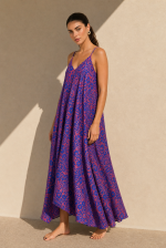 Bestie Art Silk Maxi Dress in Magenta Blue Χαρακτηριστικά Προϊόντος • Maxi φόρεμα σε αέρινη και ιδιαίτερα θηλυκή γραμμή • Εντυπωσιακό εμπριμέ print σε αποχρώσεις του magenta  & blue • 100% Art Silk ύφασμα • Ανάλαφρη, δροσερή και μεταξένια υφή • V λαιμόκοψη μπροστά και πίσω • Λεπτά ραντάκια που αναδεικνύουν τους ώμους • Ασύμμετρο τελείωμα με πλούσια κίνηση • Oversized εφαρμογή που αγκαλιάζει όμορφα τη σιλουέτα • Δεν διαφανίζει • Non Iron – δεν χρειάζεται σιδέρωμα • One Size – καλύπτει έως Large Plus Διαστάσεις Μέγεθος Στήθος Μέση Περιφέρεια One Size έως 120 cm έως 115 cm έως 145 cm Σύνθεση • 100% Art Silk Φροντίδα • Πλύσιμο στο χέρι ή σε κρύο νερό • Χωρίς στύψιμο • Φυσικό στέγνωμα • Δεν απαιτεί σιδέρωμα (Non Iron)