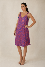 Italy Mini Art Silk Dress in magenta and blue Χαρακτηριστικά Προϊόντος • Mini φόρεμα με ιδιαίτερο  print σε αποχρώσεις mint  και sand • V λαιμόκοψη μπροστά και πίσω • Ρυθμιζόμενες τιράντες που δένουν στους ώμους με διακοσμητικές φούντες • Άνετη Α γραμμή που κολακεύει τη σιλουέτα ασύμμετρο σχέδιο  • Ανάλαφρη εφαρμογή με όμορφη κίνηση • One Size – καλύπτει έως X-Large • Ύφασμα Art Silk • Πολύ δροσερό, ανάλαφρο και εξαιρετικά απαλό στην αφή • Δεν διαφανίζει Διαστάσεις Μέγεθος Στήθος Περιφέρεια Μήκος One Size έως 118 cm έως 140 cm 90 cm* *Το μήκος προσαρμόζεται εύκολα χάρη στις τιράντες που δένουν στους ώμους. Οδηγίες Φροντίδας • Πλύσιμο στο κρύο νερό • Χωρίς στύψιμο • Δεν χρειάζεται σιδέρωμα