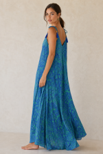 Julie Dress in blue-green Χαρακτηριστικά Προϊόντος • Υλικό: 100% Art Silk • Υφή: Ανάλαφρη, δροσερή & σατινέ • Κόψιμο: Ασύμμετρο που κολακεύει τη σιλουέτα • Λαιμόκοψη: V cut μπροστά & πίσω • Ραντάκια: Κορδονάκια που δένουν και προσαρμόζονται • Τελείωμα: Ασύμμετρο • Ιδιότητα: Non Iron • Μέγεθος: One Size  Εφαρμογή • Άνετη, αέρινη εφαρμογή • Καλύπτει άνετα έως L/XL Στήθος: έως 100–105 cm Μέση: έως 100 cm  Περιφέρεια: έως 145 cm Οδηγίες Φροντίδας • Πλύσιμο στο χέρι ή στους 30°C • Χωρίς στύψιμο • Φυσικό στέγνωμα • Δεν απαιτεί σιδέρωμα (non iron)