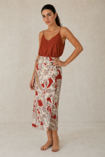 Mykonos Viscose Wrap Midi Skirt Κωδικός: 2728 Χαρακτηριστικά Προϊόντος • Πολυμορφική κρουαζέ midi φούστα • Εσωτερικό φύλλο που ασφαλίζει με κορδονάκι • Εξωτερικό φύλλο που τυλίγει το σώμα και δένει στη μέση • Ρυθμιζόμενη εφαρμογή που προσαρμόζεται εύκολα στη σιλουέτα • Άνετη γραμμή με φυσική κίνηση • Midi μήκος • Ασύμμετρο τελείωμα • One Size – καλύπτει έως X-Large • Viscose blend σύνθεση • Ανάλαφρη, δροσερή και breathable αίσθηση • Πολύ μαλακή υφή με όμορφη εφαρμογή Διαστάσεις (One Size) • Μέση: έως 105 cm (ρυθμιζόμενη με δέσιμο) • Περιφέρεια: έως 120 cm • Μήκος: Midi Asymmetrical Οδηγίες Φροντίδας • Πλύσιμο στους 30°C • Χωρίς στύψιμο • Σιδέρωμα σε χαμηλή θερμοκρασία