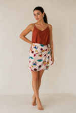 Funky Viscose Wrap Mini Skirt Κωδικός: 7891 Χαρακτηριστικά Προϊόντος • Mini κρουαζέ φούστα με ρυθμιζόμενο δέσιμο στη μέση • Διπλή εφαρμογή με εσωτερικό και εξωτερικό δέσιμο • Εσωτερικό φύλλο που ασφαλίζει με κορδονάκι • Εξωτερικό φύλλο που αγκαλιάζει το σώμα και δένει στη μέση • Προσαρμόζεται εύκολα στη σιλουέτα • Άνετη και θηλυκή γραμμή • One Size – καλύπτει έως Large • Viscose blend σύνθεση • Ανάλαφρη, δροσερή και breathable αίσθηση • Μαλακή υφή με φυσική κίνηση • Ιδανική για καθημερινές εμφανίσεις, διακοπές και καλοκαιρινά looks Διαστάσεις Μέγεθος Μέση Περιφέρεια Μήκος One Size έως 100 cm (ρυθμιζόμενη) έως 110 cm Mini Φροντίδα • Πλύσιμο στους 30°C • Χωρίς στύψιμο • Σιδέρωμα σε χαμηλή θερμοκρασία