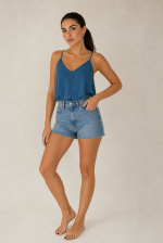 Sunset Crepe Loose Fit Crop Top in petrol Χαρακτηριστικά Προϊόντος • Loose fit cropped top με minimal αισθητική • Άνετη, αέρινη γραμμή που χαρίζει φυσική κίνηση • Κομψό V ντεκολτέ μπροστά και πίσω • Λεπτές σταθερές τιράντες • Cropped μήκος, ιδανικό για ψηλόμεσα παντελόνια και φούστες • One Size – καλύπτει έως Large Plus • Crepe ύφασμα με ανάλαφρη και δροσερή υφή • Δεν διαφανίζει • Non Iron – δεν χρειάζεται σιδέρωμα • Πολύ άνετη εφαρμογή που δεν πιέζει το σώμα Διαστάσεις Μέγεθος Στήθος Μέση Μήκος One Size έως 108 cm έως 112 cm περίπου 55 cm Σύνθεση • Crepe Φροντίδα • Πλύσιμο έως 30°C • Χωρίς στύψιμο • Φυσικό στέγνωμα • Δεν χρειάζεται σιδέρωμα (Non Iron)
