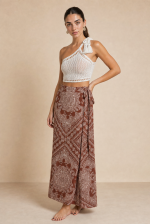 Milos Viscose Wrap Midi Skirt in Rusty Orange Κωδικός: 3033 Χαρακτηριστικά Προϊόντος • Πολυμορφική κρουαζέ midi φούστα • Εσωτερικό φύλλο που ασφαλίζει με κορδονάκι • Εξωτερικό φύλλο που τυλίγει το σώμα και δένει στη μέση • Ρυθμιζόμενη εφαρμογή που προσαρμόζεται εύκολα στη σιλουέτα • Άνετη γραμμή με φυσική κίνηση • Midi μήκος • Ασύμμετρο τελείωμα • One Size – καλύπτει έως X-Large • Viscose blend σύνθεση καφέ  αποχρωση • Ανάλαφρη, δροσερή και breathable αίσθηση • Πολύ μαλακή υφή με όμορφη εφαρμογή Διαστάσεις (One Size) • Μέση: έως 105 cm (ρυθμιζόμενη με δέσιμο) • Περιφέρεια: έως 120 cm • Μήκος: Midi Asymmetrical Οδηγίες Φροντίδας • Πλύσιμο στους 30°C • Χωρίς στύψιμο • Σιδέρωμα σε χαμηλή θερμοκρασία