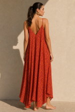 Bestie Art Silk Maxi Dress Χαρακτηριστικά Προϊόντος • Maxi φόρεμα σε αέρινη και ιδιαίτερα θηλυκή γραμμή • Εντυπωσιακό εμπριμέ print σε αποχρώσεις του κεραμιδί, πορτοκαλί και φούξια • 100% Art Silk ύφασμα • Ανάλαφρη, δροσερή και μεταξένια υφή • V λαιμόκοψη μπροστά και πίσω • Λεπτά ραντάκια που αναδεικνύουν τους ώμους • Ασύμμετρο τελείωμα με πλούσια κίνηση • Oversized εφαρμογή που αγκαλιάζει όμορφα τη σιλουέτα • Δεν διαφανίζει • Non Iron – δεν χρειάζεται σιδέρωμα • One Size – καλύπτει έως Large Plus Διαστάσεις Μέγεθος Στήθος Μέση Περιφέρεια One Size έως 120 cm έως 115 cm έως 145 cm Σύνθεση • 100% Art Silk Φροντίδα • Πλύσιμο στο χέρι ή σε κρύο νερό • Χωρίς στύψιμο • Φυσικό στέγνωμα • Δεν απαιτεί σιδέρωμα (Non Iron)